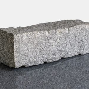 Mauerstein aus Granit, roh-gespalten, feinkörnig, hellgrau
