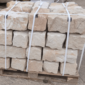 Mauerstein aus Sandstein, roh-gespalten