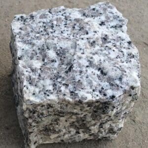 Plasterstein aus Granit, gespaltern, mittelkörnig