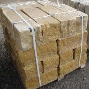 Mauerstein aus Sandstein, roh gesägt an vier Seiten