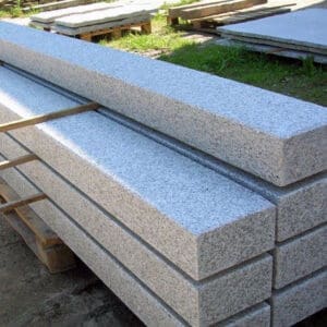 Granitpalisade, gesägt-gespalten und geflammt