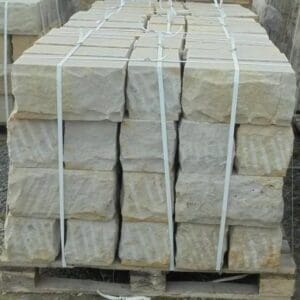 Mauerstein aus Sandstein, roh gesägt an zwei Seiten