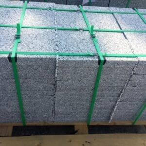 Gehwegplatter aus Granit, Strzegom, hellgrau